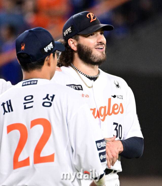 폰세의 열정과 포효, 디아즈 타구에 가슴 맞고도 쓰러지지 않았다…5이닝 KKKKKKKKKK로 1차전 부진 설욕, 한화 19년만의 KS행 이끌까[MD대전 PO5]