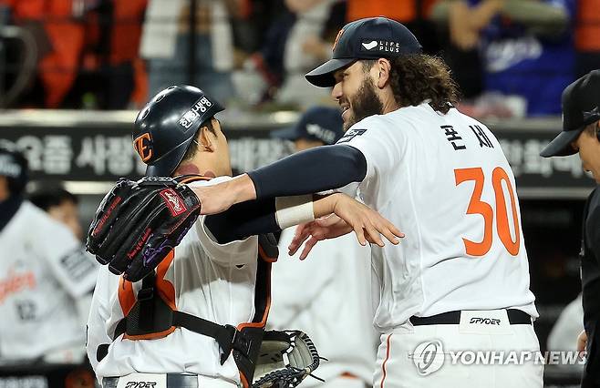 프로야구 한화, 19년 만에 한국시리즈 진출…'나는 행복합니다'