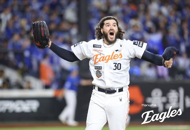 '폰세리머니 폭발' 한화, 19년 만에 KS 진출…지친 삼성 꺾고 LG 상대로 26년 만의 우승 도전