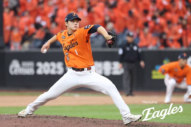 '폰세리머니 폭발' 한화, 19년 만에 KS 진출…지친 삼성 꺾고 LG 상대로 26년 만의 우승 도전