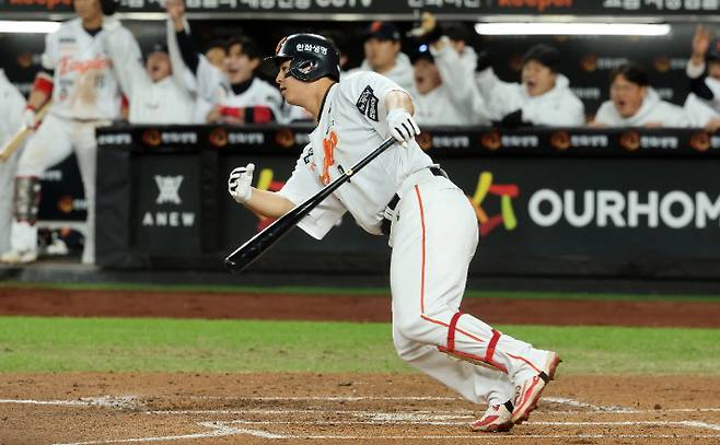 '폰세리머니 폭발' 한화, 19년 만에 KS 진출…지친 삼성 꺾고 LG 상대로 26년 만의 우승 도전