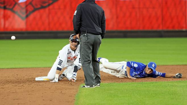 '폰세리머니 폭발' 한화, 19년 만에 KS 진출…지친 삼성 꺾고 LG 상대로 26년 만의 우승 도전