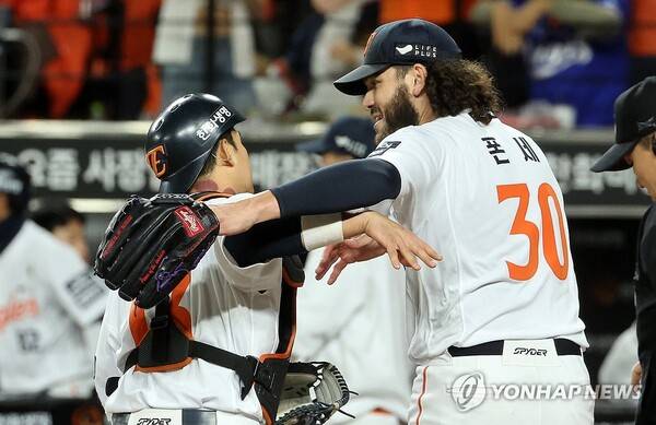 '대형 실책' 최재훈 끌어안은 폰세, 진정한 에이스였다[스한 이슈人]