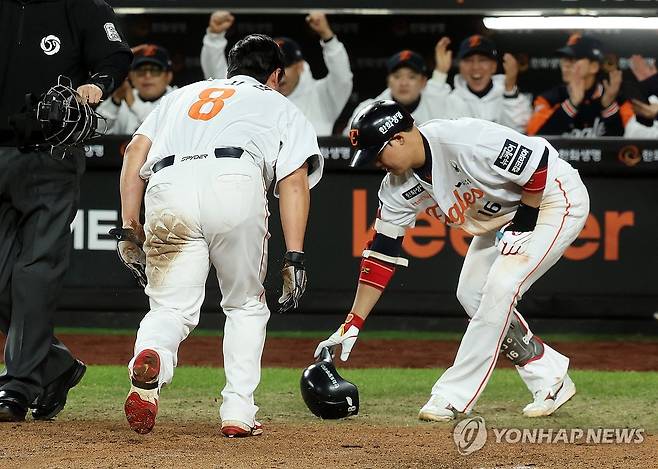 '10안타 9타점' 한화 클린업…삼성은 김영웅 고의볼넷 작전에 침묵