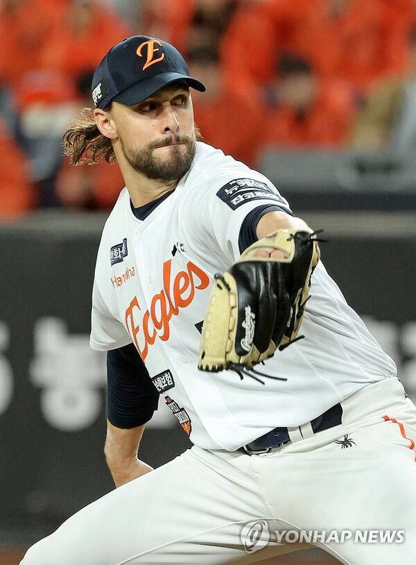 '56구' 6점차에도 와이스 6회부터 나왔다… 함박웃음 짓게 된 LG[초점]