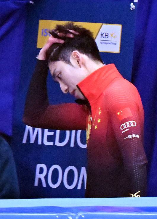 “돌아오지 마라” 中팬 분노 린샤오쥔, 대표팀 내 입지 흔들... 중국 언론 “대표팀 선택은 도박이었다”