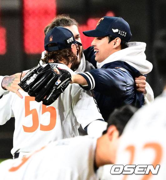 ‘불펜’ 문동주 MVP 받았는데, 김경문 왜 “KS도 그러면 희망 없다”고 했나…전격 선발 복귀→1차전 맡을까 [PO5]