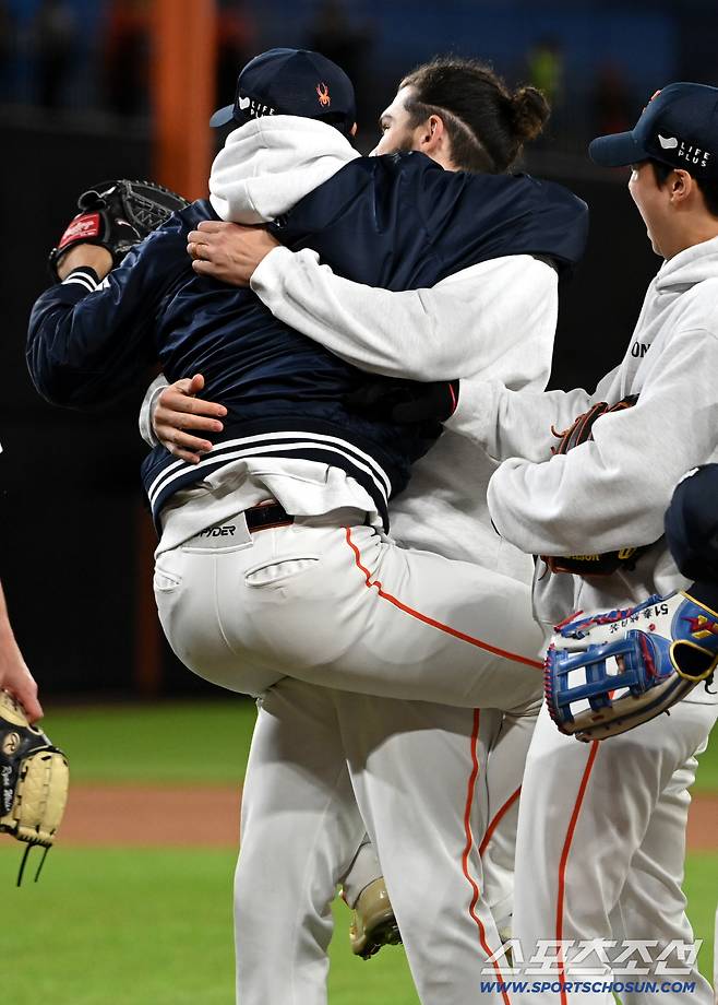 폰세 품에 쏙 안긴 문동주, 자신도 모르게 뛰쳐나온 폰세는 우왕좌왕... '우리 한국시리즈 가요' [대전 현장]