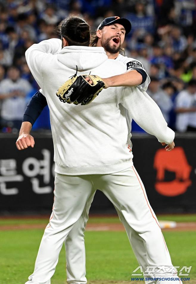 폰세 품에 쏙 안긴 문동주, 자신도 모르게 뛰쳐나온 폰세는 우왕좌왕... '우리 한국시리즈 가요' [대전 현장]