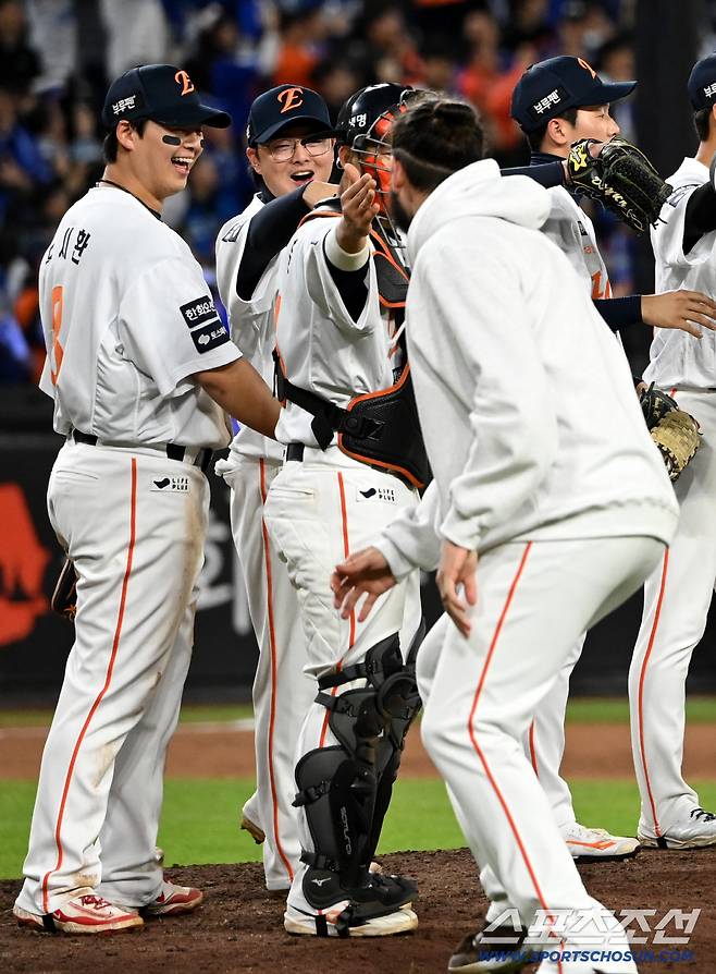 폰세 품에 쏙 안긴 문동주, 자신도 모르게 뛰쳐나온 폰세는 우왕좌왕... '우리 한국시리즈 가요' [대전 현장]