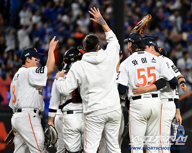 폰세 품에 쏙 안긴 문동주, 자신도 모르게 뛰쳐나온 폰세는 우왕좌왕... '우리 한국시리즈 가요' [대전 현장]