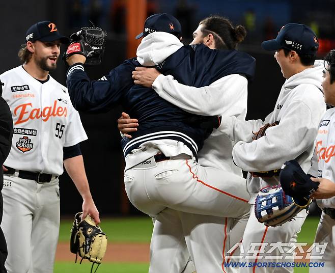 폰세 품에 쏙 안긴 문동주, 자신도 모르게 뛰쳐나온 폰세는 우왕좌왕... '우리 한국시리즈 가요' [대전 현장]