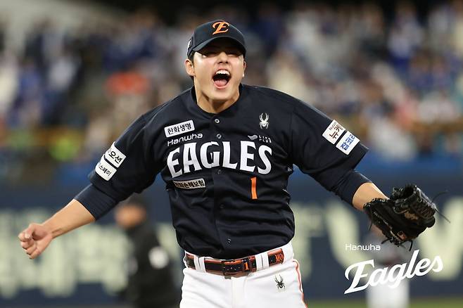 한화, 한국시리즈 1차전 선발로 ‘PO MVP’ 문동주?…김경문 감독의 힌트는