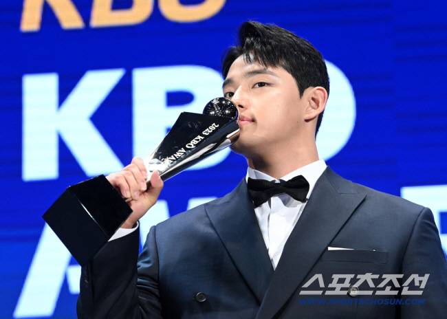 1년 만에 역전된 '문김대전', 19년 만 KS 이끈 '문동원' 이래서 거물급 투수는 못 참지, 내년부터 진검승부