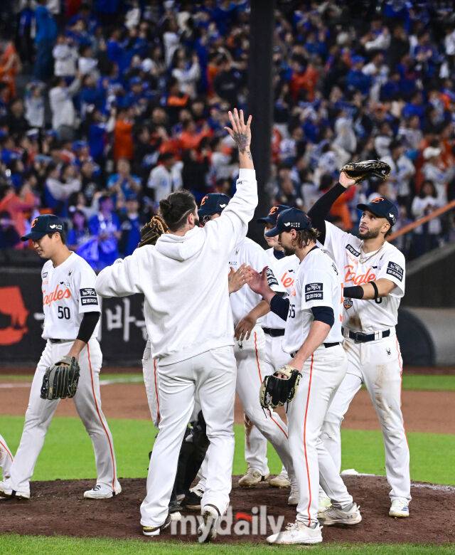 한화도, 손아섭도 끊어냈는데…롯데만 또 못했다, 29년 연속 KS→8년 동안 가을 냄새도 못 맡았다