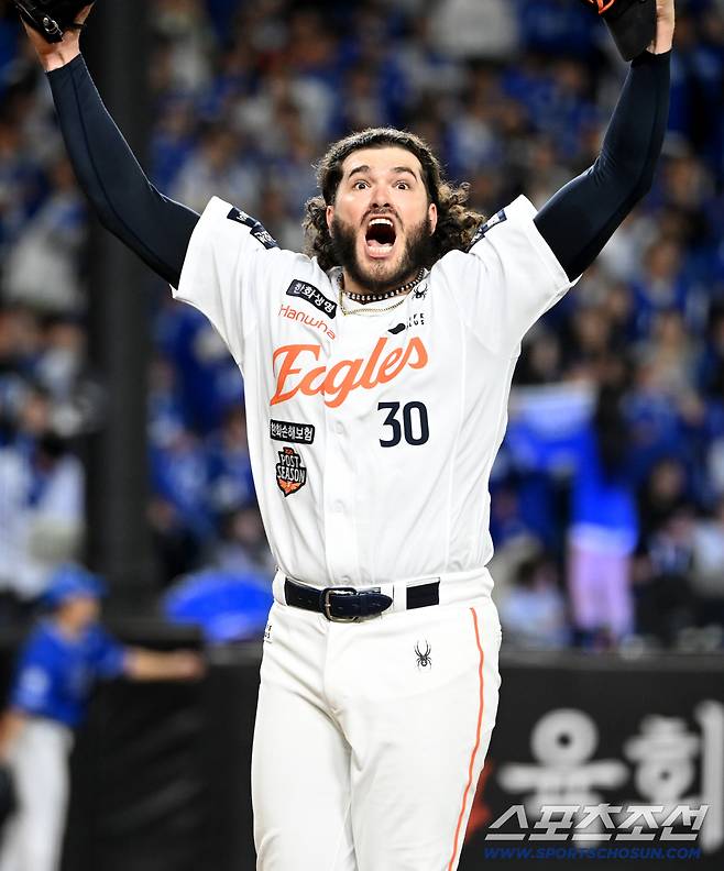 '폰와' 품에 쏙 안긴 문동주, 기쁨에 취한 폰세 '우왕좌왕'... '우리 한국시리즈 간다!' [대전 현장]