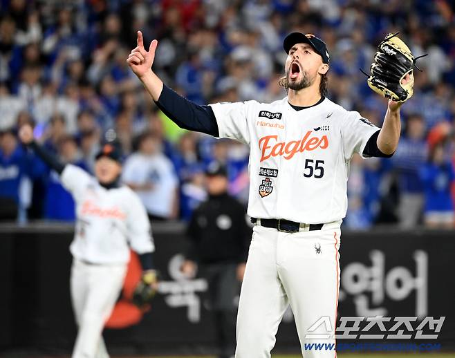 '폰와' 품에 쏙 안긴 문동주, 기쁨에 취한 폰세 '우왕좌왕'... '우리 한국시리즈 간다!' [대전 현장]