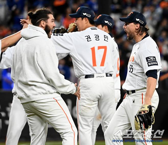 '폰와' 품에 쏙 안긴 문동주, 기쁨에 취한 폰세 '우왕좌왕'... '우리 한국시리즈 간다!' [대전 현장]