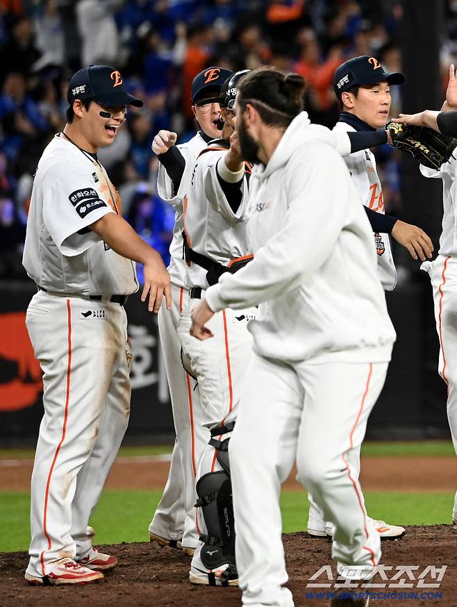 '폰와' 품에 쏙 안긴 문동주, 기쁨에 취한 폰세 '우왕좌왕'... '우리 한국시리즈 간다!' [대전 현장]