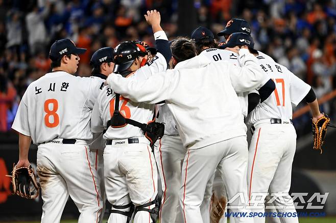 '폰와' 품에 쏙 안긴 문동주, 기쁨에 취한 폰세 '우왕좌왕'... '우리 한국시리즈 간다!' [대전 현장]