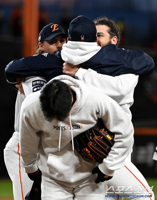 '폰와' 품에 쏙 안긴 문동주, 기쁨에 취한 폰세 '우왕좌왕'... '우리 한국시리즈 간다!' [대전 현장]