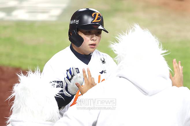 7년 만의 가을 야구가 이렇게 신나다니, 한화는 '암흑기 징크스' 어떻게 극복했나