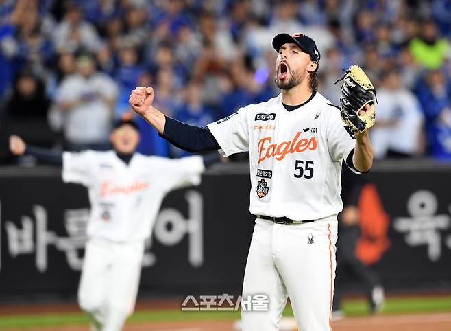 “집에 갈 준비 안 됐다”…‘대전 예수’ 와이스, 포효하며 한화를 구원하다 [PO5 스타]