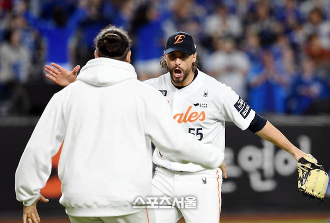 “집에 갈 준비 안 됐다”…‘대전 예수’ 와이스, 포효하며 한화를 구원하다 [PO5 스타]