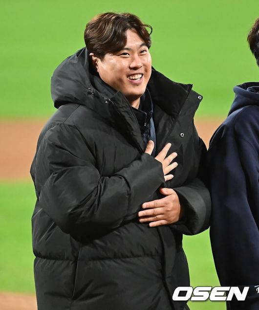류현진도 괴성 지르면서 감격하다니…19세 막내→38세 최고참 '첫 우승' 도전