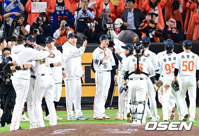 류현진도 괴성 지르면서 감격하다니…19세 막내→38세 최고참 '첫 우승' 도전