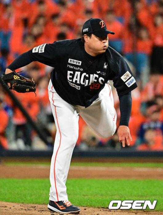 류현진도 괴성 지르면서 감격하다니…19세 막내→38세 최고참 '첫 우승' 도전