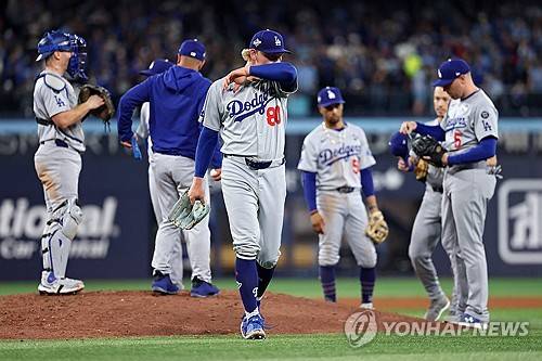 '1이닝 9실점' 불펜 방화는 로버츠 감독 탓? 사사키-커쇼 뒀다 뭐하나 [WS1]