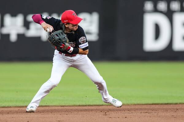 '박찬호 100억' 가능? WAR로 계산해 보았다…오지환 따라가면 '물음표', 심우준 따라가면 '느낌표'