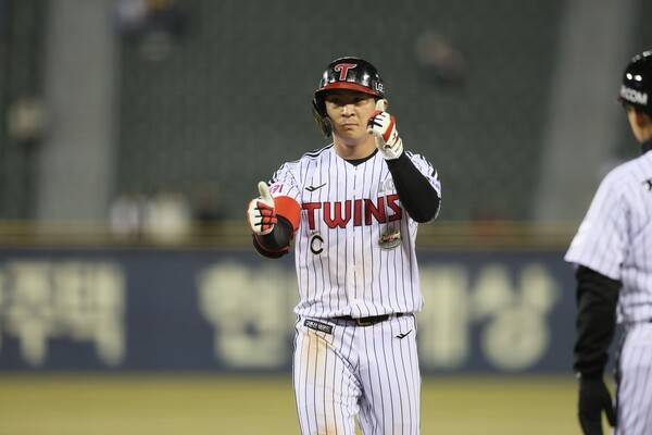 '박찬호 100억' 가능? WAR로 계산해 보았다…오지환 따라가면 '물음표', 심우준 따라가면 '느낌표'