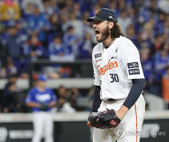 한화 폰세·삼성 디아즈, 경기 중 서로 사과…매너도 MVP급