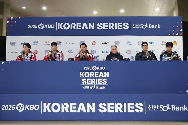 김경문 감독 폭소 이끌어낸 임찬규의 입담 “(손)아섭이 형, 힘 좀 빼야..배트서 톱밥 나올 듯”