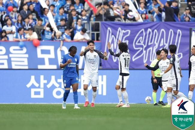 [K리그2 현장리뷰] 사실상 무산된 다이렉트 승격...'통한의 동점골 허용' 수원, 전남과 2-2 무승부