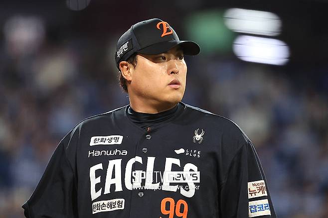 다들 쉬는데 류현진은 바빴다…KS 하루 앞두고 야구 꿈나무들 위한 특급 행보, 이것이 진짜 '괴물투수'의 가치