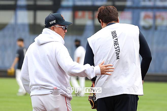 다들 쉬는데 류현진은 바빴다…KS 하루 앞두고 야구 꿈나무들 위한 특급 행보, 이것이 진짜 '괴물투수'의 가치