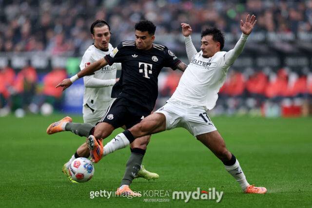 '혼혈 국대' 카스트로프, 김민재와 맞대결서 살인 태클로 퇴장…디아스에 파울, VAR 결정