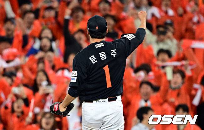 MOON의 선택은 문동주, 왜 'WS 선발' 류현진 제치고 1차전 선발로 결정됐나
