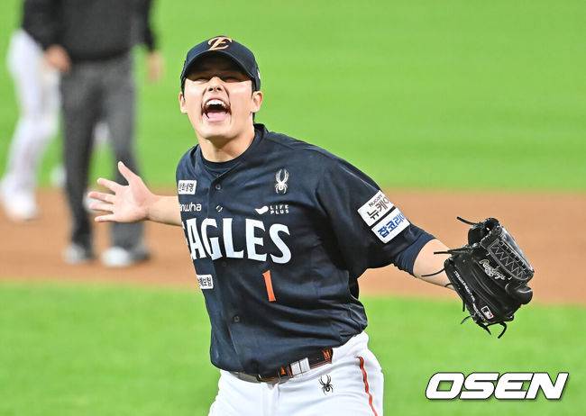 MOON의 선택은 문동주, 왜 'WS 선발' 류현진 제치고 1차전 선발로 결정됐나