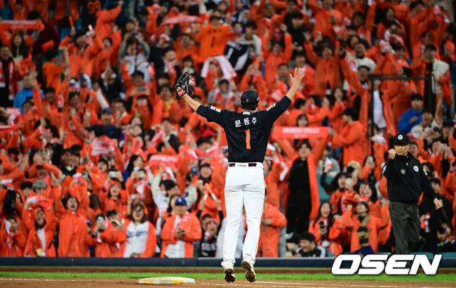 MOON의 선택은 문동주, 왜 'WS 선발' 류현진 제치고 1차전 선발로 결정됐나