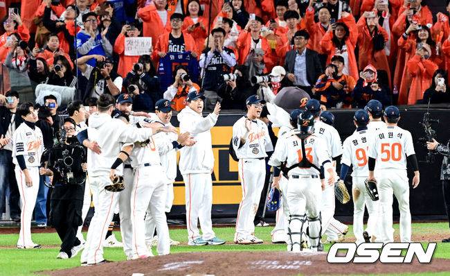 추석 연휴에 상무를 섭외하다니…한화 프런트 치밀한 준비, 19년 만에 KS행 '숨은 노력' 통했다