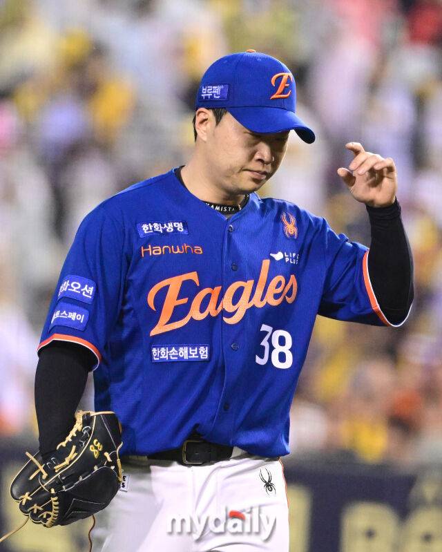 '수술-수술-수술-수술' 한화 63G 인간승리 사나이, 'PO 탈락→KS 감격' 이렇게 극적일 수 있나…잠실 ERA 0점대 실화인가