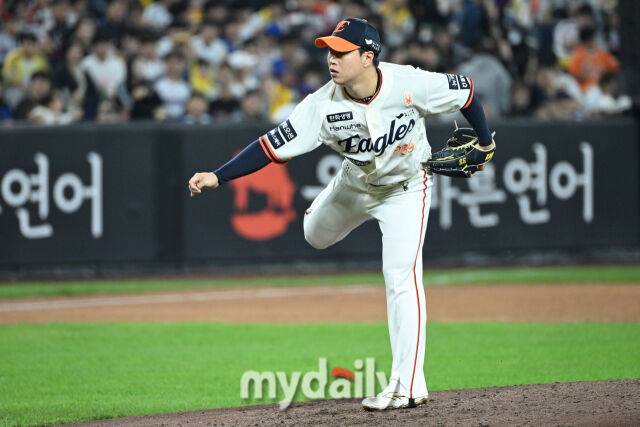 '수술-수술-수술-수술' 한화 63G 인간승리 사나이, 'PO 탈락→KS 감격' 이렇게 극적일 수 있나…잠실 ERA 0점대 실화인가