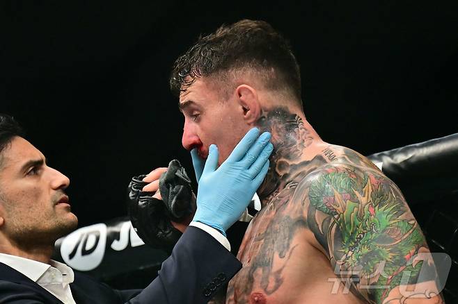 사상 초유 UFC 타이틀전 무효 선언…선수도, 관중도 맥 빠졌다