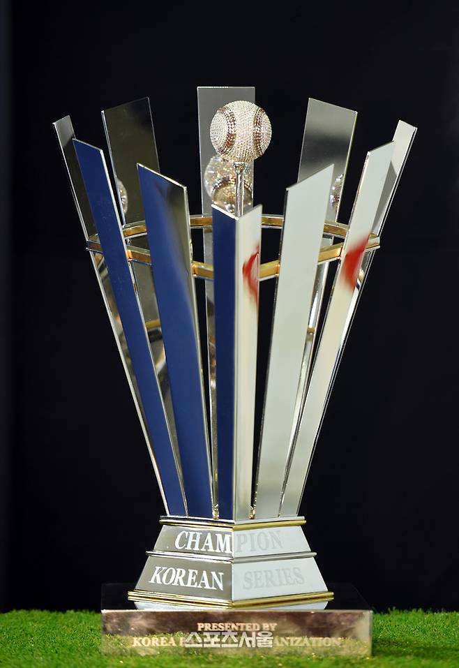 ‘한화 한국시리즈’ 열기야 반갑지만…암표가 200만원? 감동 무대가 ‘탐욕의 시장’으로 [KS포커스]