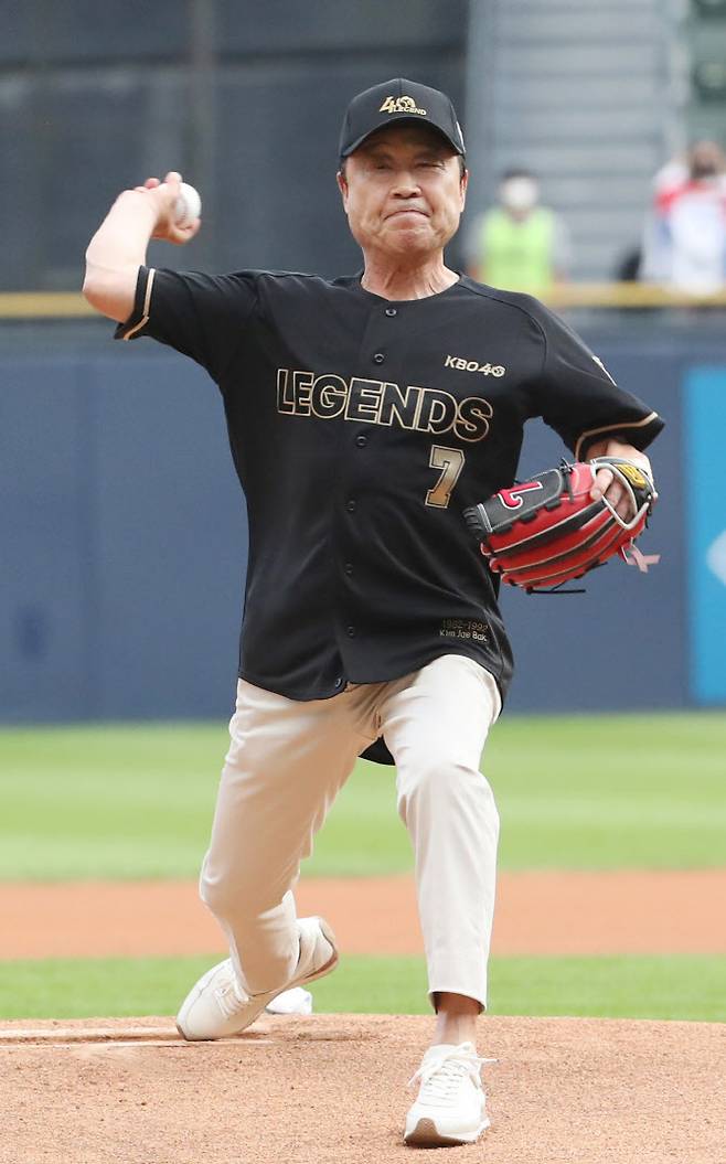 '유격수 레전드' 김재박 전 감독, 한국시리즈 1차전 시구...가수 이창섭 애국가