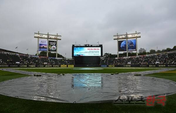 잠실에 비가 내린다… KS 1차전 우천취소 가능성은[잠실에서]